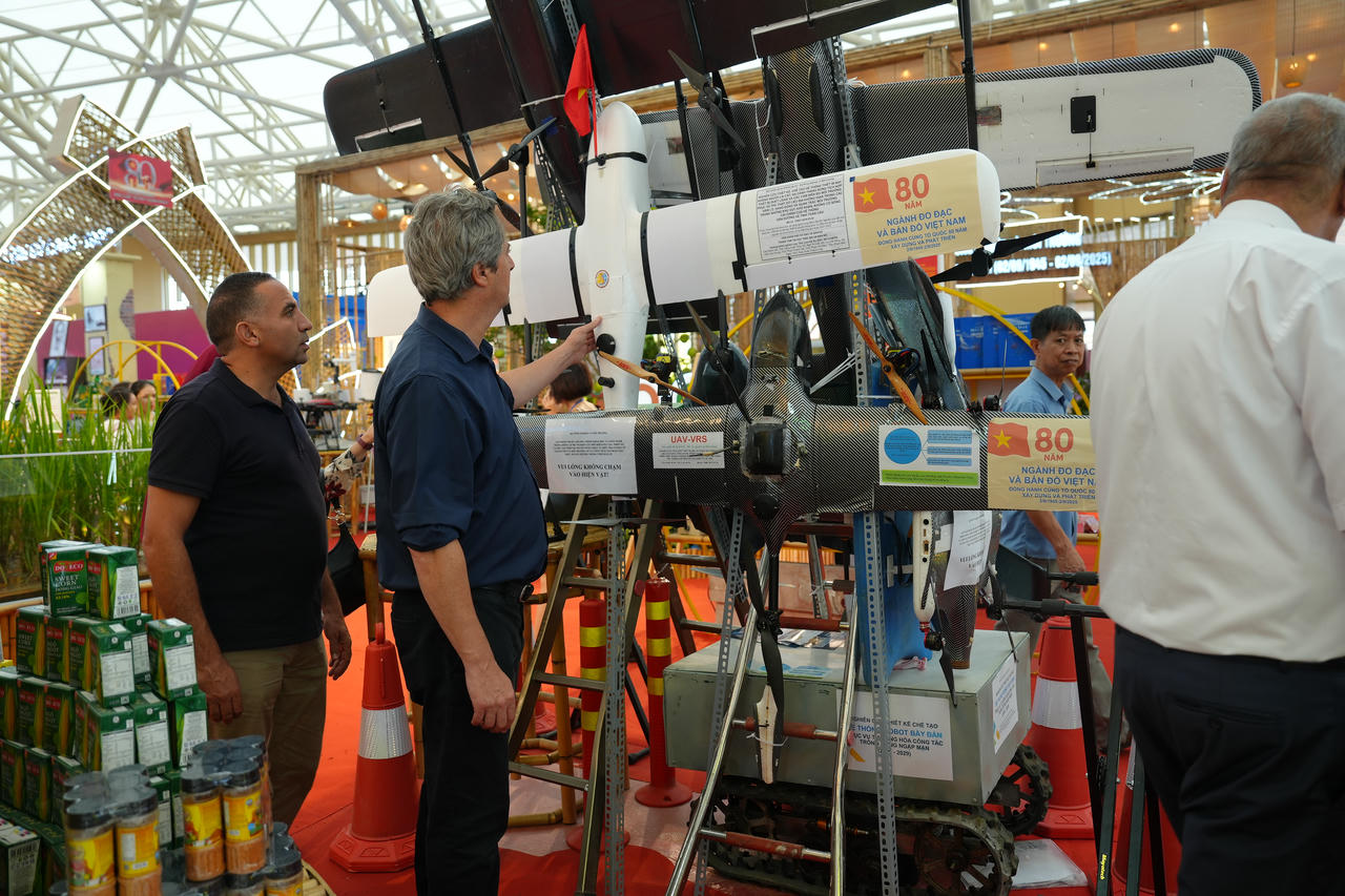 Đoàn Bộ Tư pháp An-giê-ri tham quan Triển lãm Thành tựu đất nước