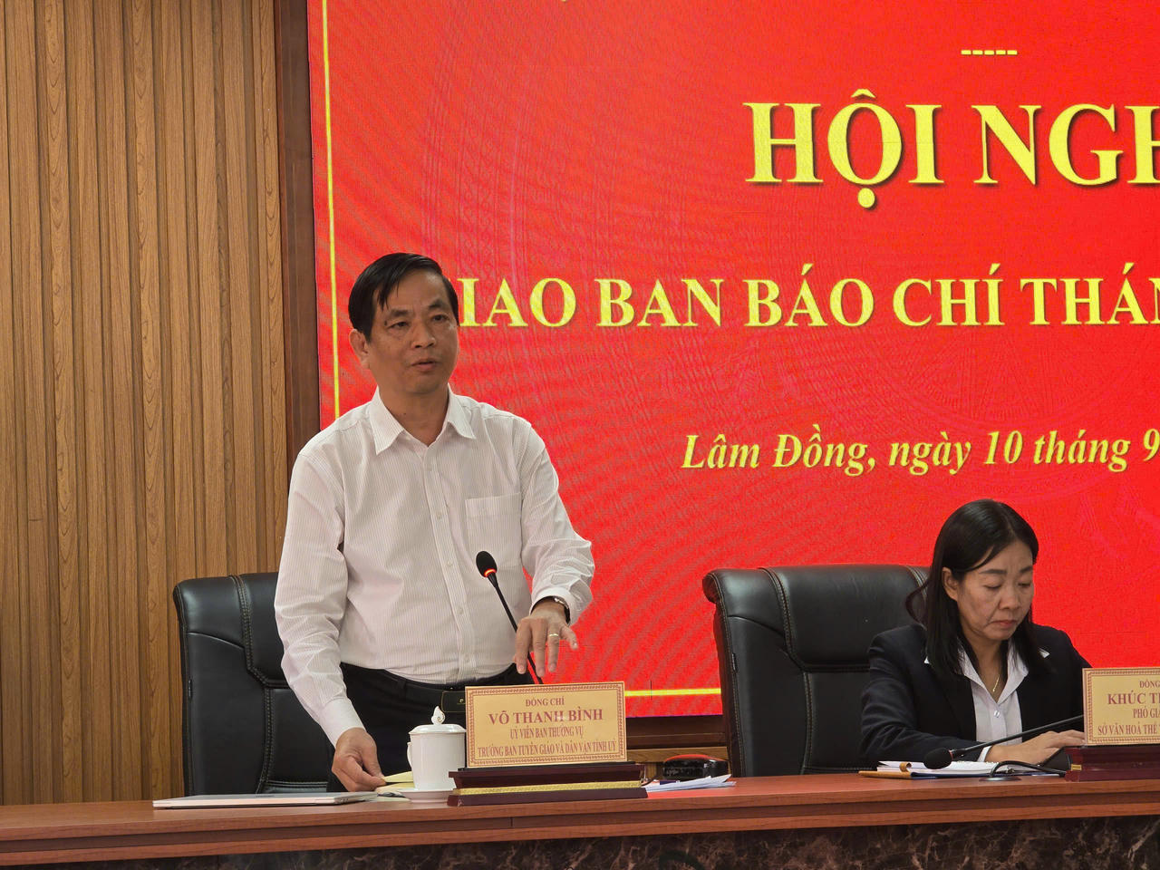 Lãnh đạo Ban Tuyên giáo và Dân vận Lâm Đồng phát biểu tại họp báo.