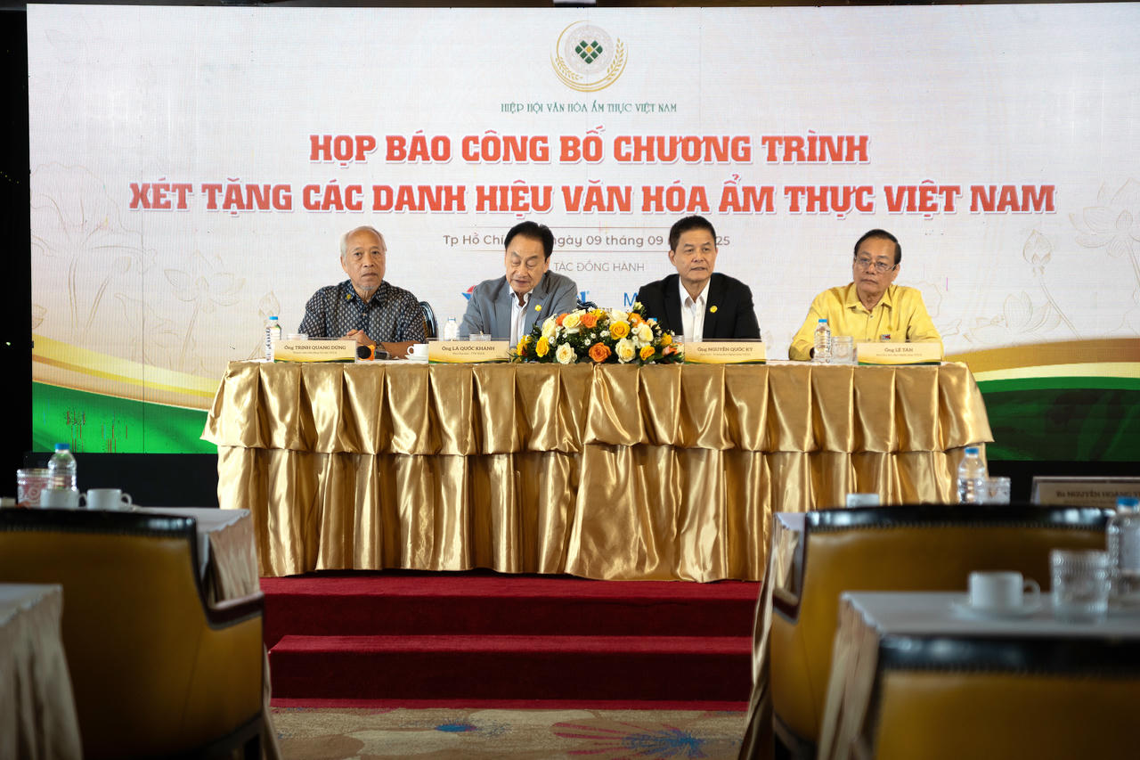 Đại diện Ban tổ chức chương trình xét tặng Nghệ nhân Văn hóa Ẩm thực Việt Nam tại buổi họp báo.