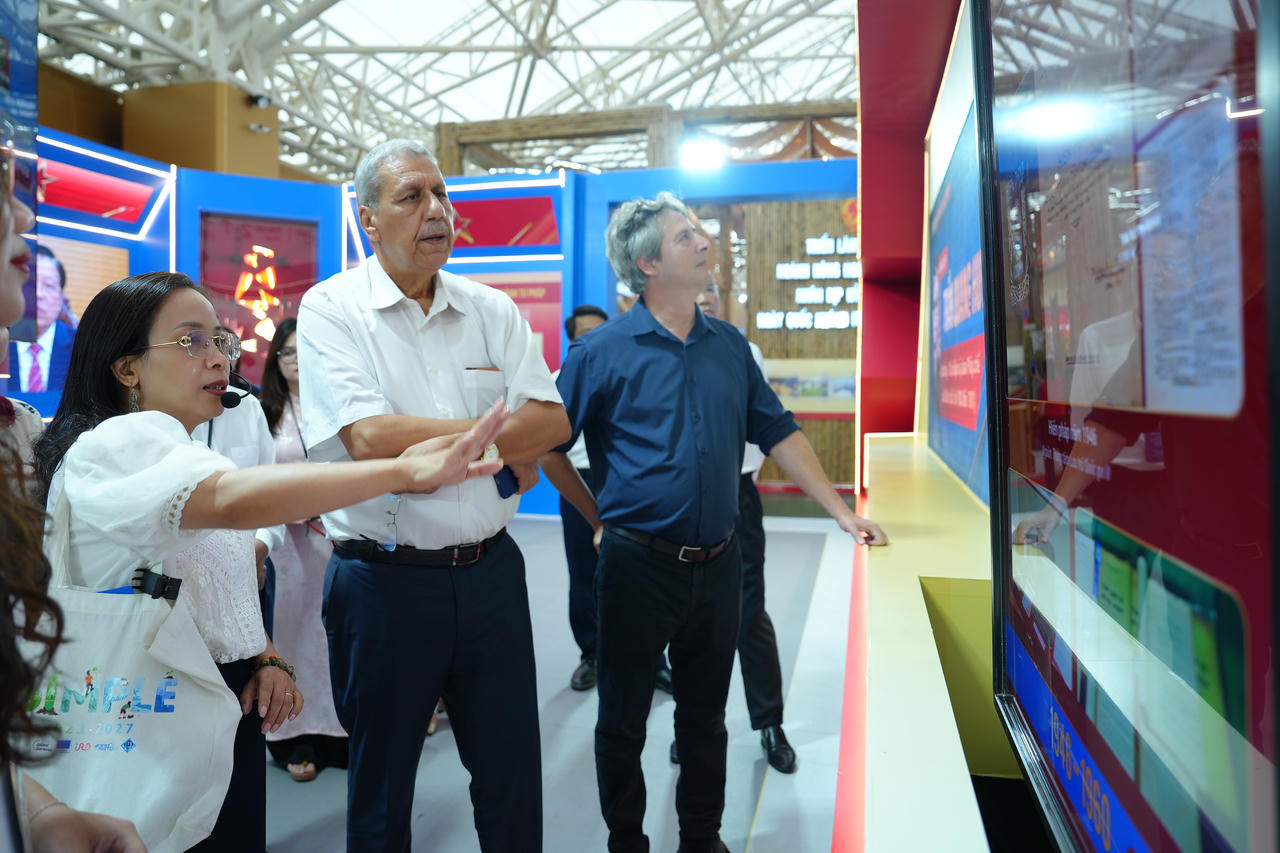 Các thành viên trong Đoàn bày tỏ ấn tượng với không gian trưng bày của Bộ Tư pháp.