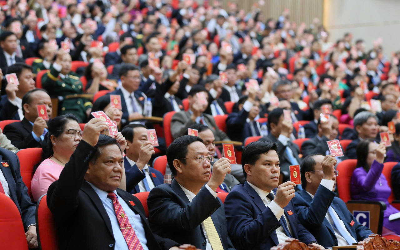 Các đại biểu tham dự đại hội và biểu quyết tại phiên trù bị.