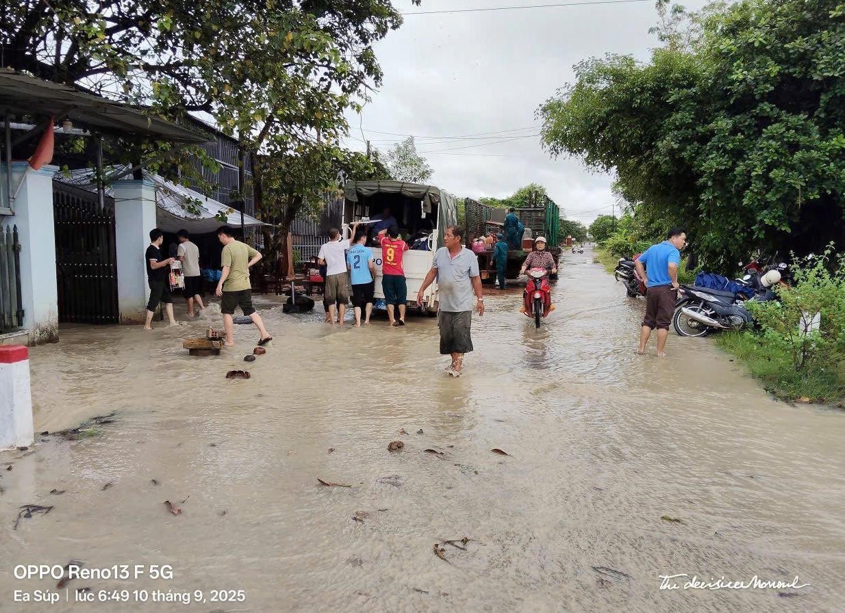 Các lực lượng chức năng hỗ trợ người dân di dời tài sản.