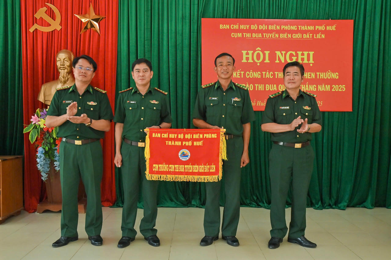 Bàn giao Cụm trưởng thi đua thi đua tuyến biên giới đất liền năm 2026 cho Đồn Biên phòng Quảng Nhâm.