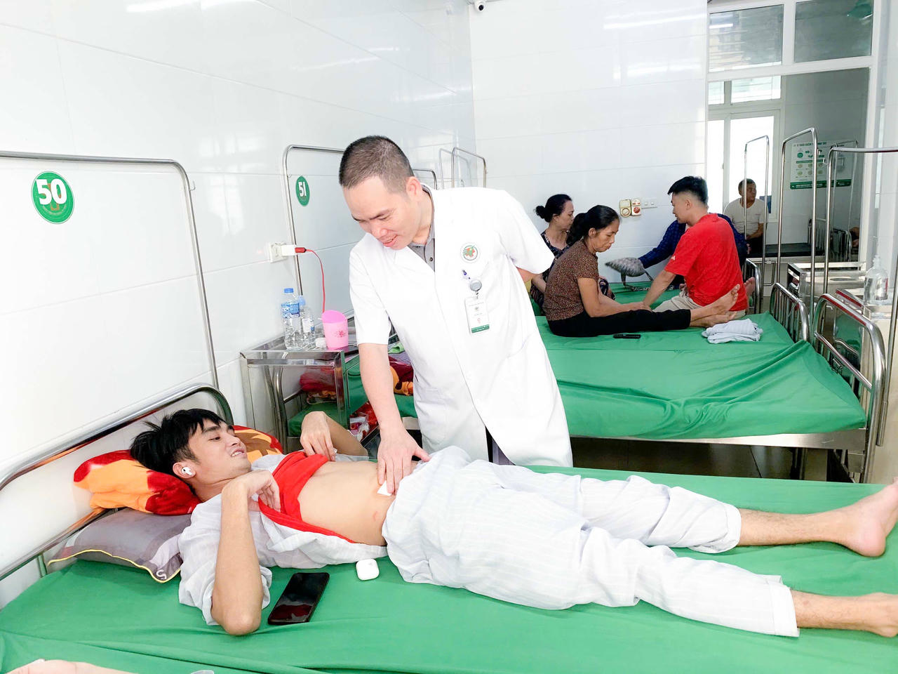 BS CKII. Bùi Danh Ánh thăm khám người bệnh T. sau phẫu thuật