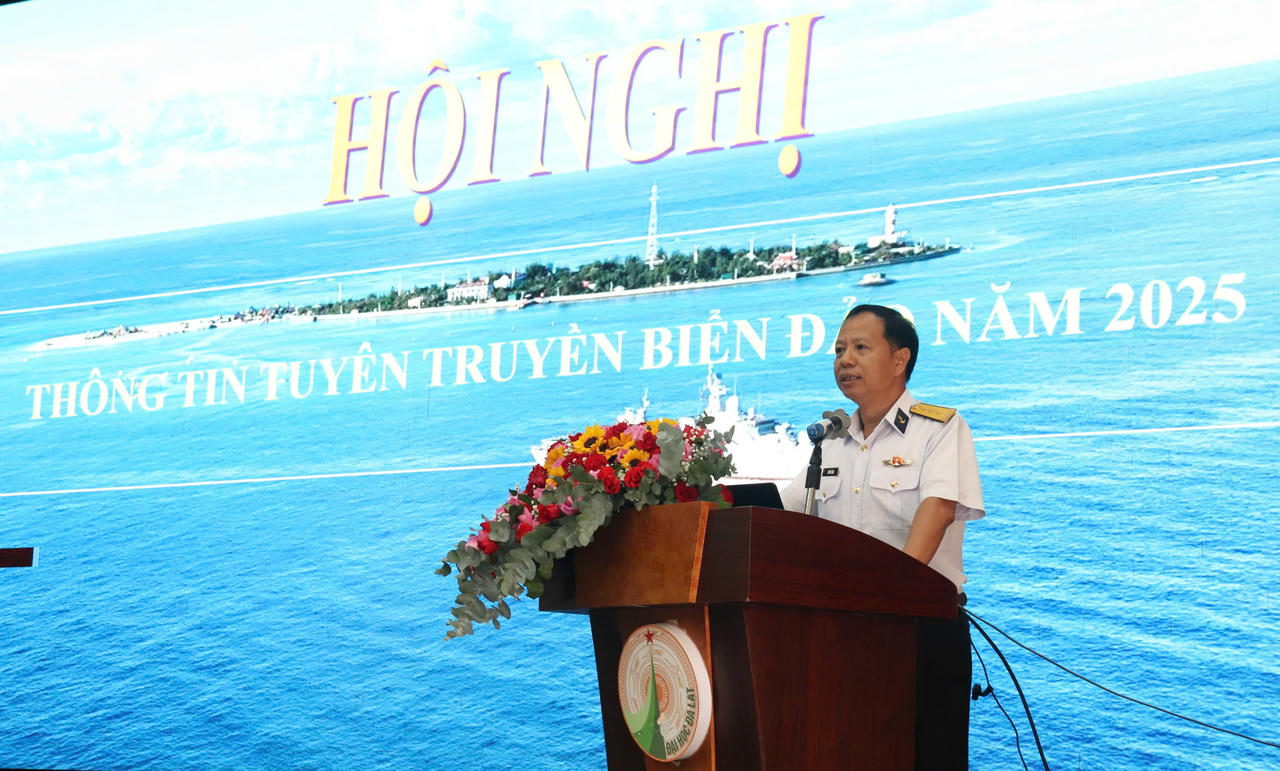 Thượng tá Vũ Viết Bằng, Phó Chính ủy Lữ đoàn 162 (Vùng 4 Hải quân) phát biểu tại chương trình tuyên truyền biển, đảo ở Trường Đại học Đà Lạt.