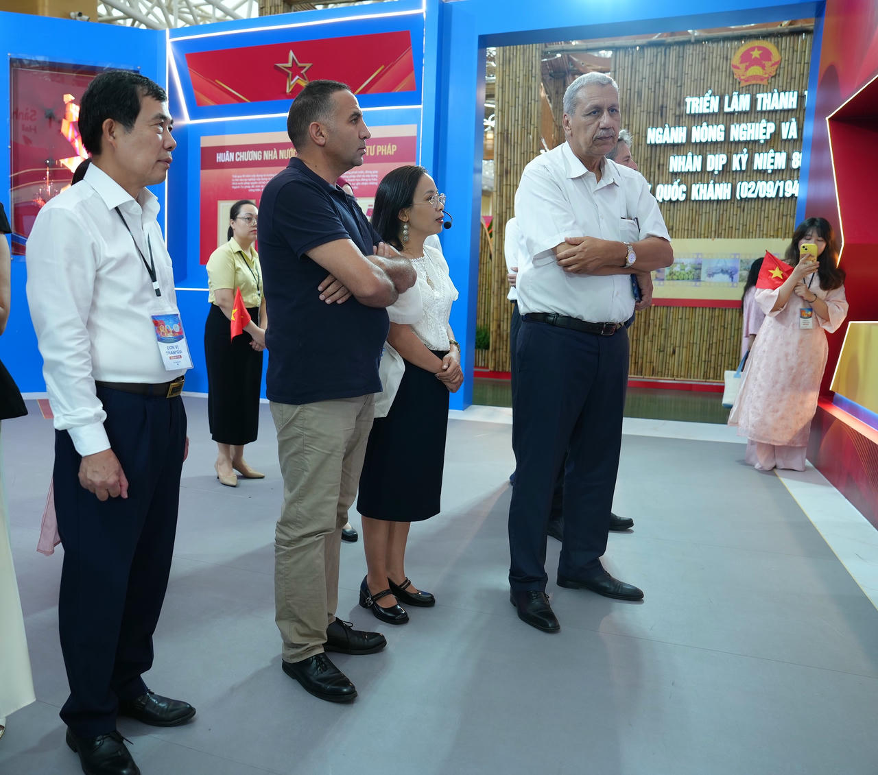 Đoàn nghe giới thiệu về hành trình hình thành, phát triển và cống hiến của Bộ, ngành Tư pháp trong sự nghiệp xây dựng Nhà nước pháp quyền XHCN Việt Nam.