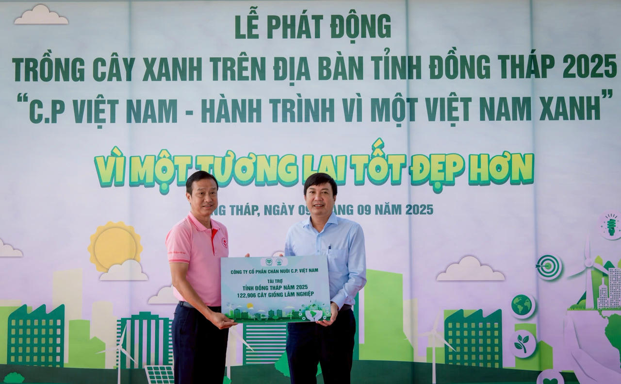 Ông Nguyễn Văn Bảy – Phó Tổng Giám đốc C.P. Việt Nam, phụ trách ngành kinh doanh gia công khu vực miền Tây đã trao bảng tượng trưng tài trợ cho đại diện tỉnh Đồng Tháp.
