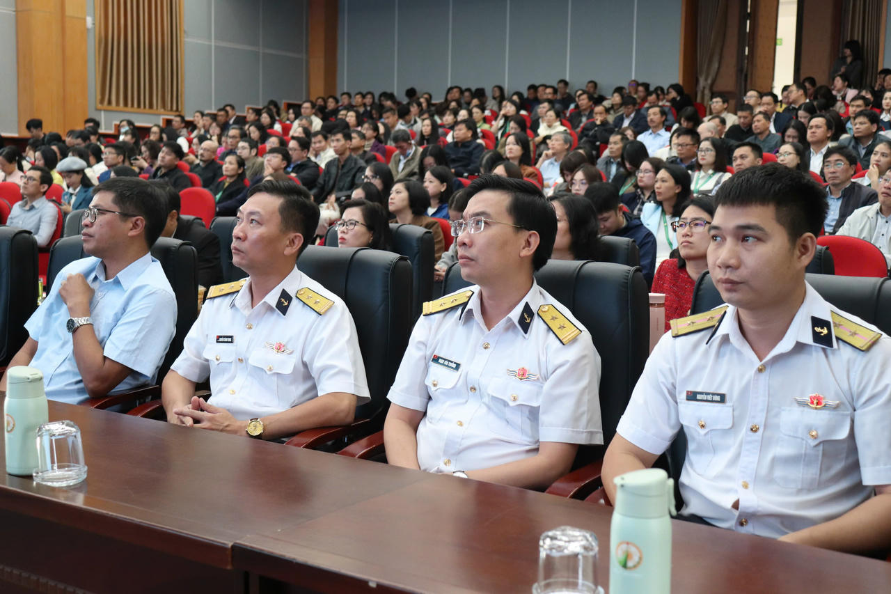 Bộ Tư lệnh Vùng 4 Hải quân lan tỏa tình yêu biển, đảo trong sinh viên Trường Đại học Đà Lạt