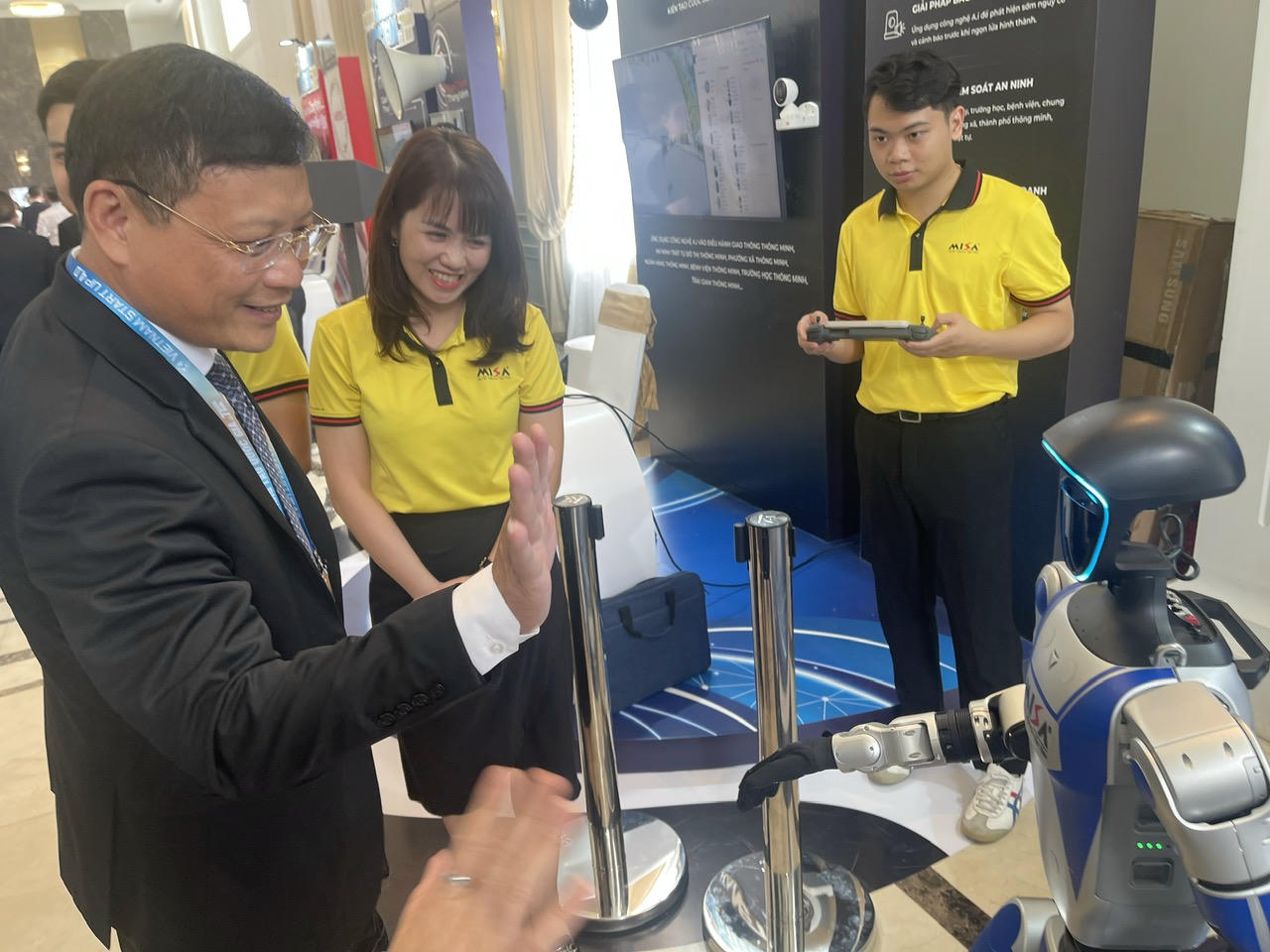 Ông Nghiêm Xuân Cường Phó Chủ tịch HĐND tỉnh Quảng Ninh, trải nghiệm cùng Robot Unitree (Thay thế cho trợ lý, lễ tân,..... báo cáo các chỉ số quản trị doanh nghiệp...)