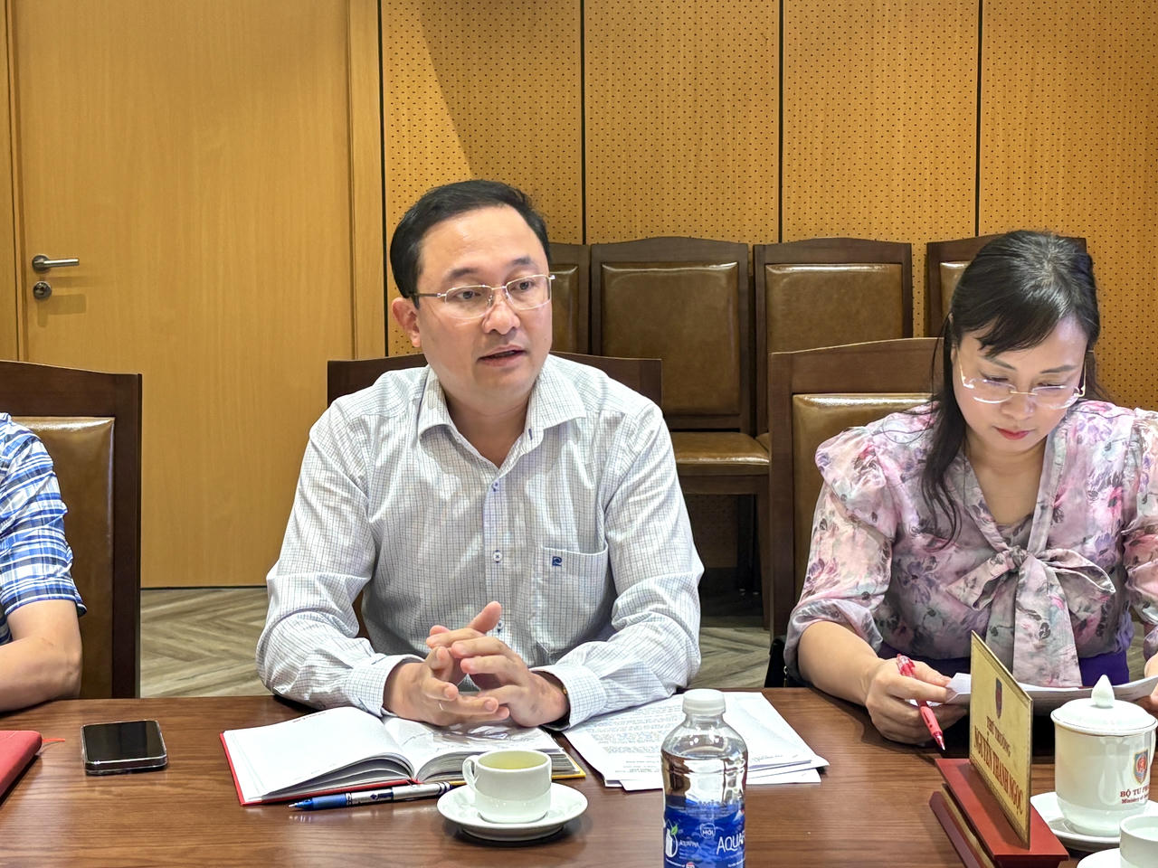 Phó Cục trưởng Cục PBGDPL&TGPL Phan Hồng Nguyên phát biểu tại cuộc họp. 