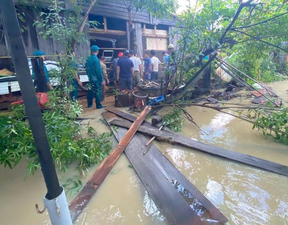 Dân quân tự vệ địa phương ứng phó với thiên tai cùng bà con tại Ea Súp