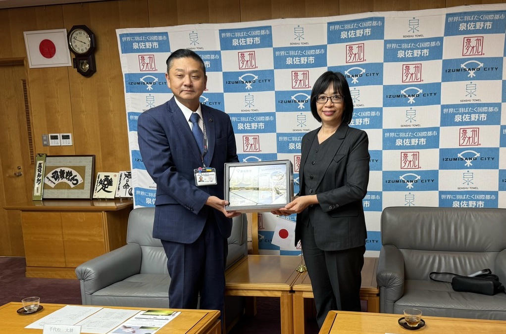 Ngài Chiyomatsu Hiroyasu tặng quà cho bà Nguyễn Thị Thanh Lịch.