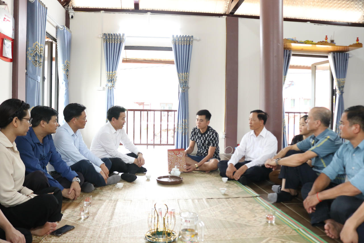 Các đại biêu thăm hỏi, tặng quà động viên các gia đình có người thân bị thiệt mạng, mất tích trong trận lũ quét do bão Yagi gây ra tại thôn Làng Nủ.