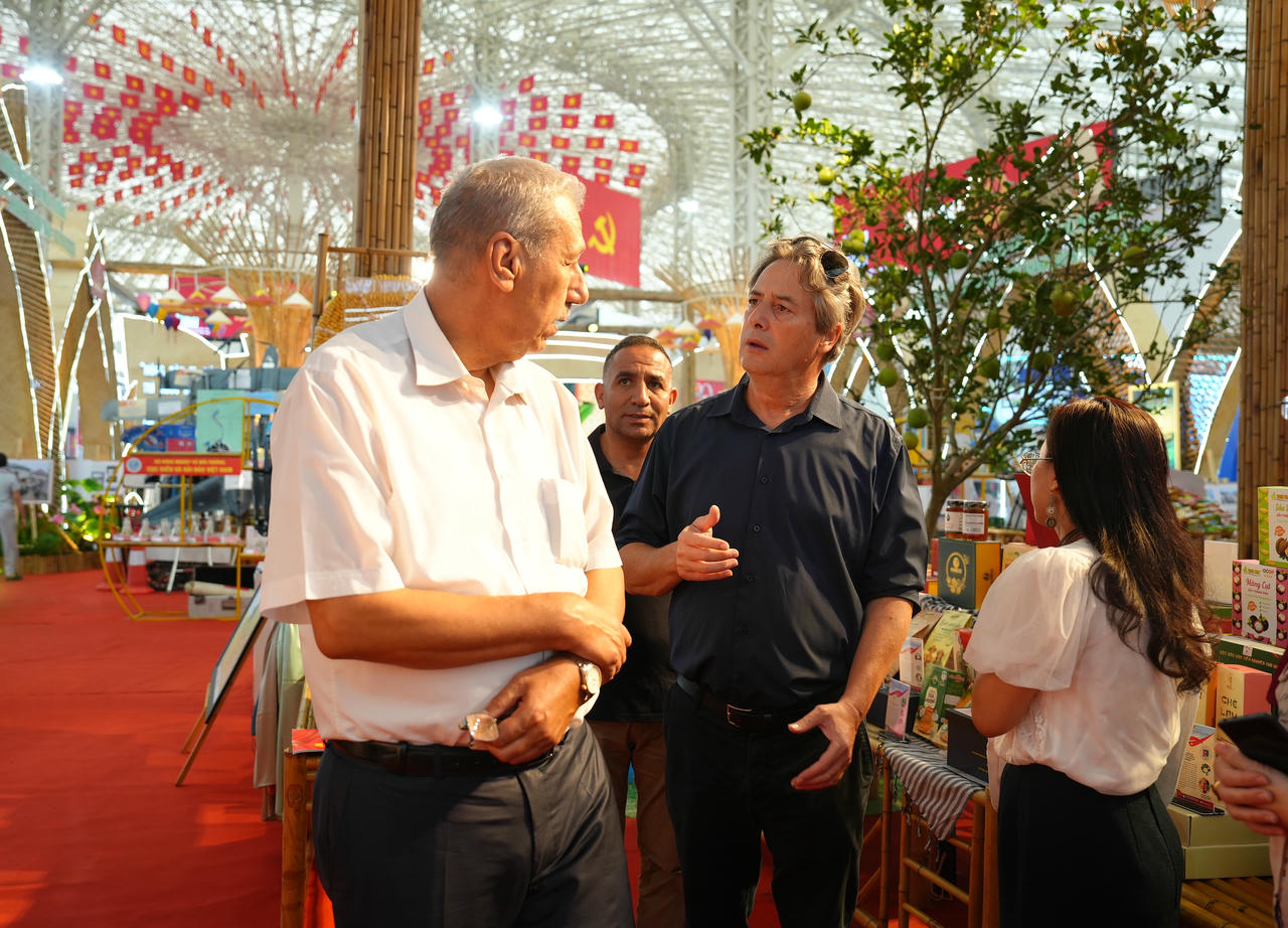 Đoàn Bộ Tư pháp An-giê-ri tham quan Triển lãm Thành tựu đất nước