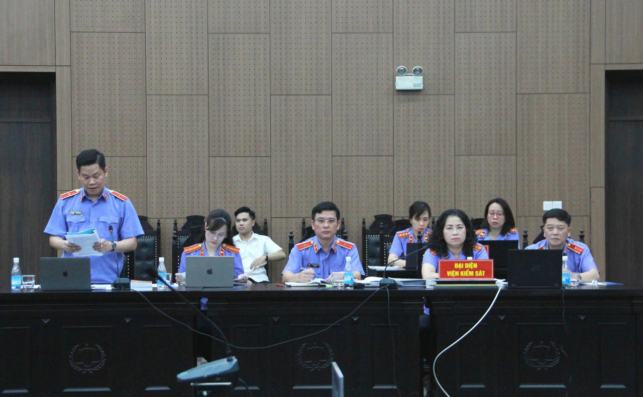 Đại diện VKS tại tòa.