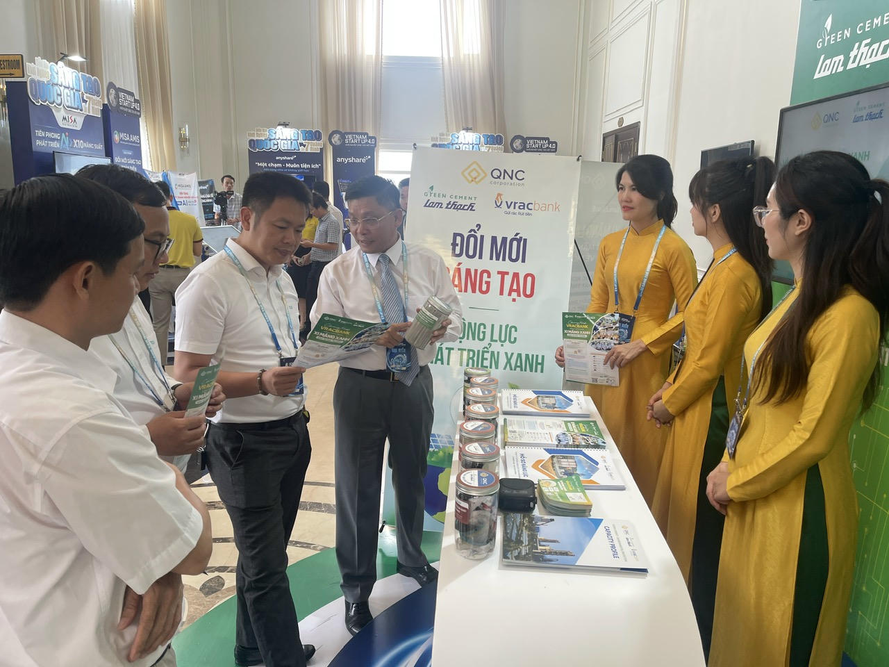 Các đại biểu tham quan gian hàng trưng bày Ứng dụng đồng xử lý rác thải công nghiệp làm nguyên liệu thay thế tại nhà máy xi măng. 