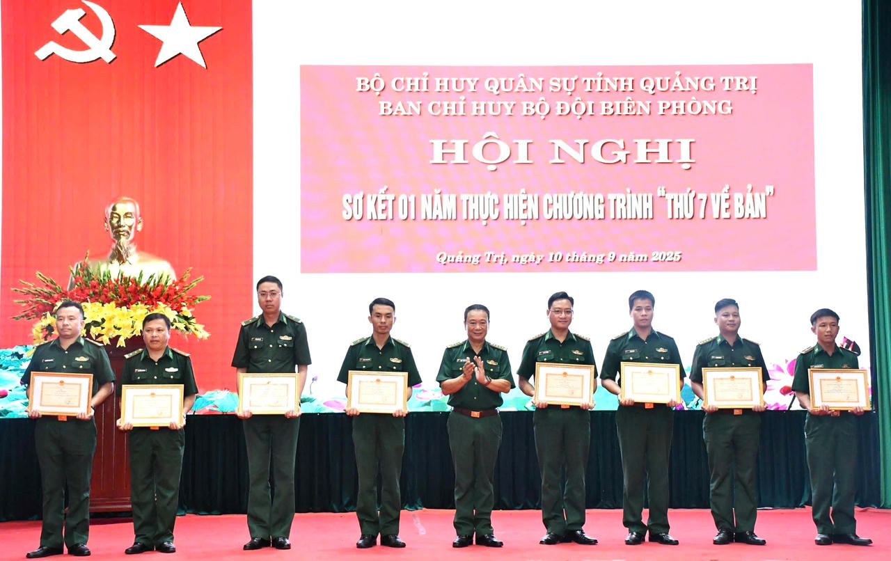 Đại tá Trịnh Thanh Bình trao giấy khen cho các tập thể, cá nhân có thành tích tiêu biểu trong thực hiện chương trình "Thứ 7 về bản".