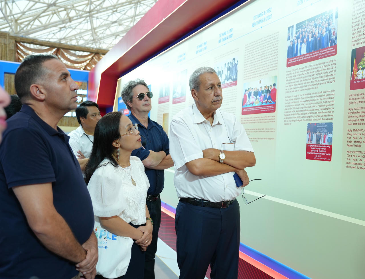 Đoàn Bộ Tư pháp An-giê-ri tham quan Triển lãm Thành tựu đất nước