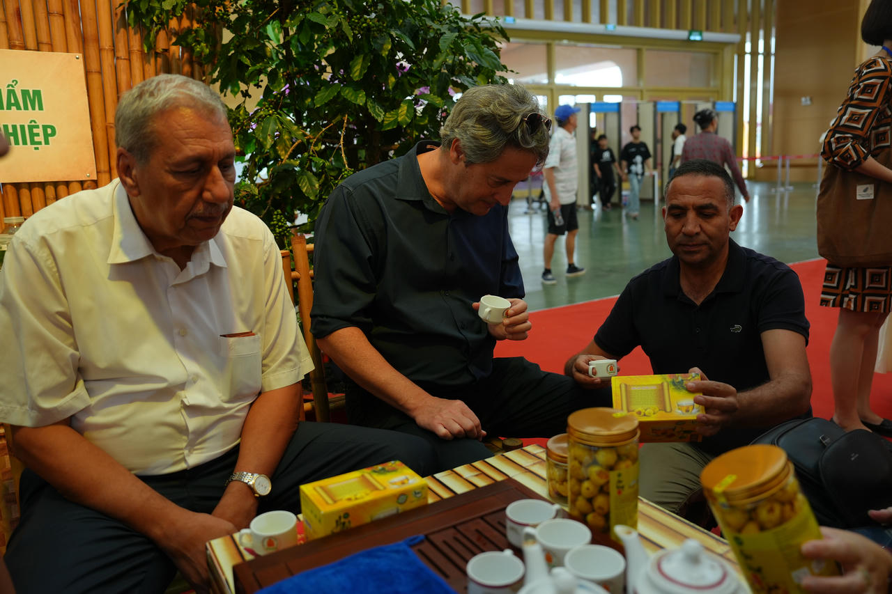 Đoàn Bộ Tư pháp An-giê-ri tham quan Triển lãm Thành tựu đất nước