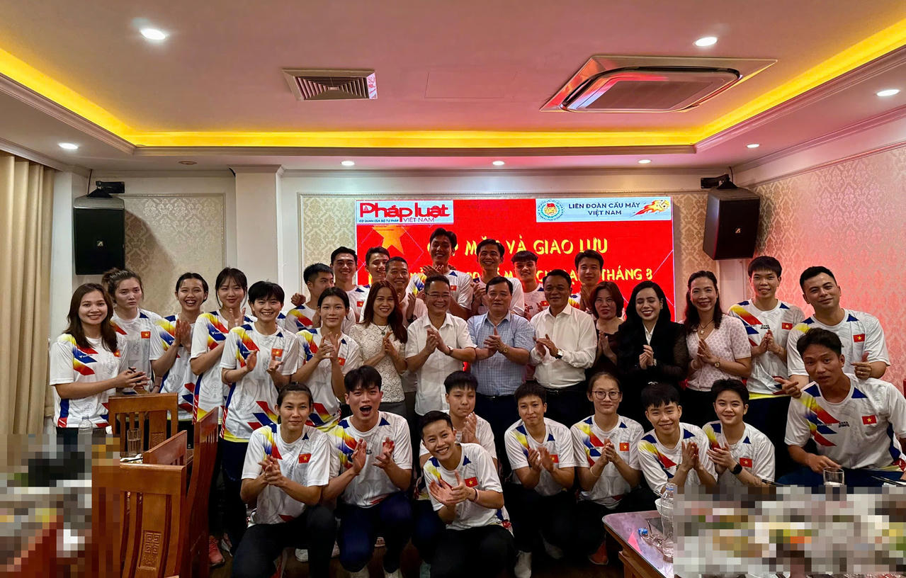 Lãnh đạo Báo Pháp luật Việt Nam, Liên đoàn Cầu mây Việt Nam cùng các huấn luyện viên, vận động viên đội tuyển Cầu mây quốc gia tại chương trình gặp mặt, giao lưu.