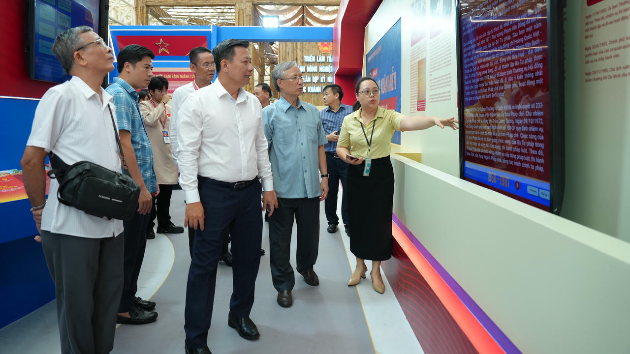 Nguyên Thường trực Ban Bí thư Trần Quốc Vượng tham quan không gian triển lãm của Bộ Tư pháp