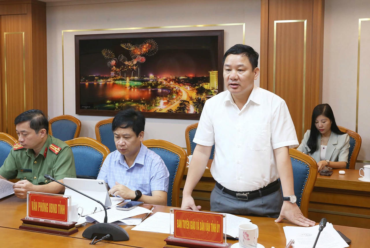 Đại diện lãnh đạo Ban Tuyên giáo và Dân vận Tỉnh ủy góp ý về việc kết nối với phóng viên liên hệ phỏng vấn đại biểu tại Đại hội. Ảnh: phutho.gov.vn