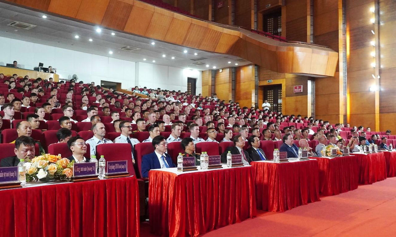 Các đại biểu tham dự chương trình.