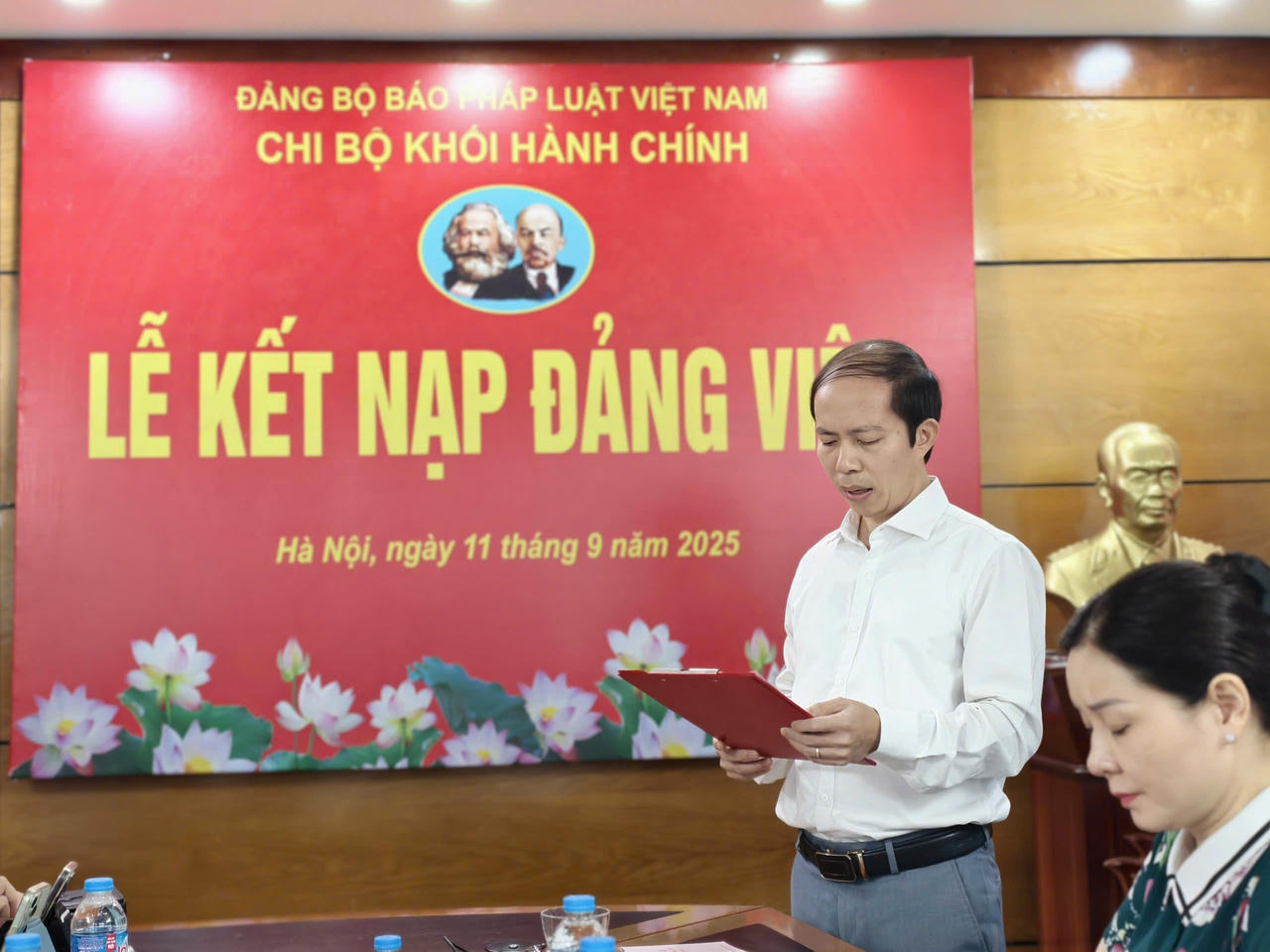 Đồng chí Nguyễn Đức Trường - Bí thư Chi bộ Khối Hành chính, Trưởng Ban Thư ký Tòa soạn phổ biến quyền và nghĩa vụ cho Đảng viên mới.