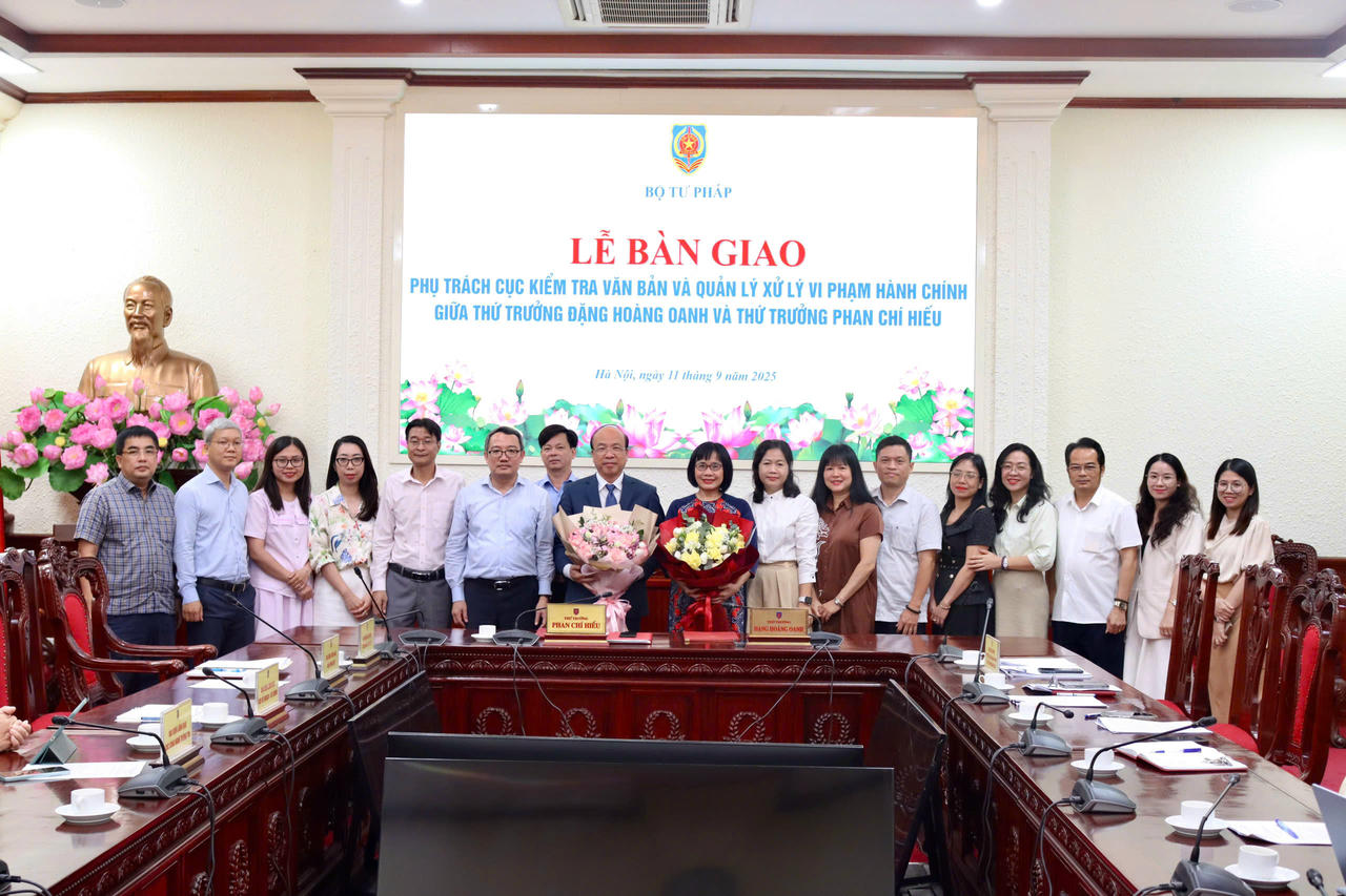 Bàn giao công tác phụ trách Cục Kiểm tra văn bản và Quản lý xử ký vi phạm hành chính