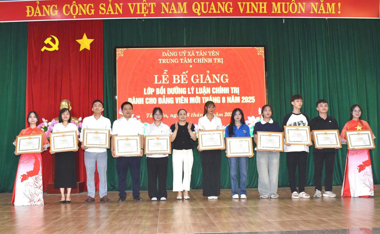 Bà Đỗ Thị Kim Oanh - Đảng uỷ viên, Giám đốc Trung tâm chính trị xã Tân Yên, tỉnh Bắc Ninh trao giấy khen cho các học viên xuất sắc tại Lễ bế giảng Lớp bồi dưỡng lý luận chính trị dành cho Đảng viên mới (tháng 8/2025)