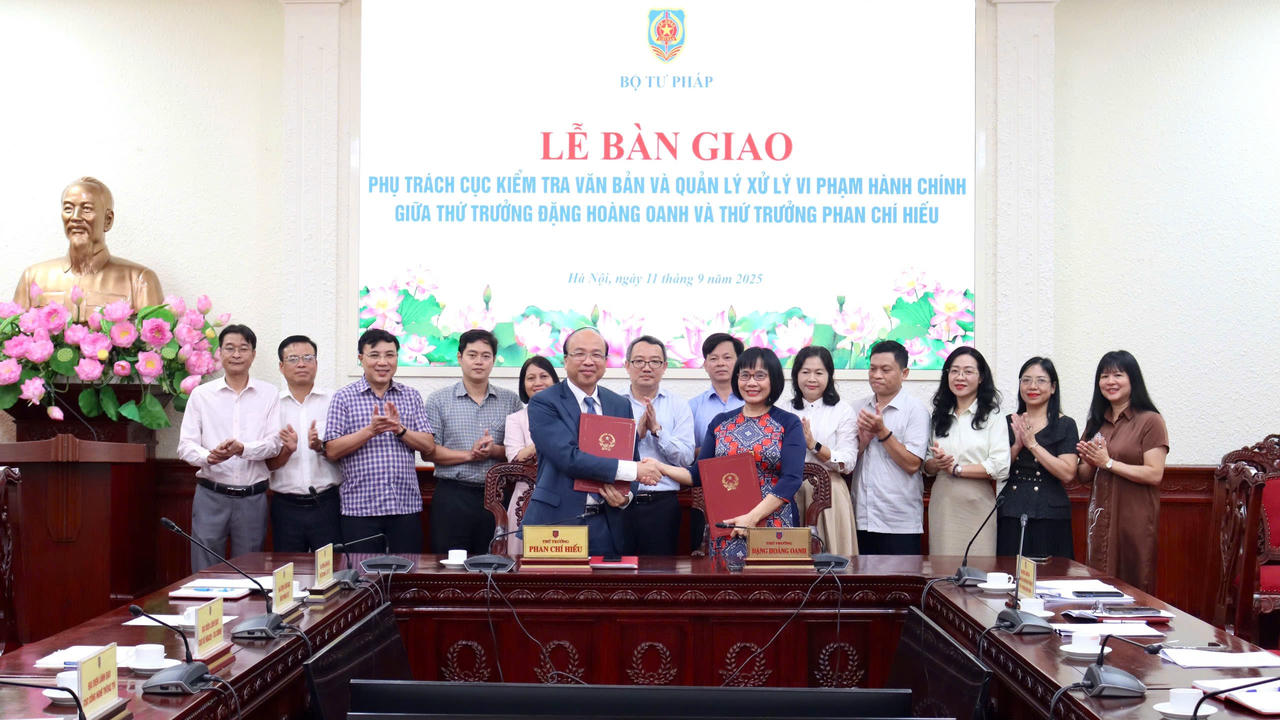 Bàn giao công tác phụ trách Cục Kiểm tra văn bản và Quản lý xử ký vi phạm hành chính