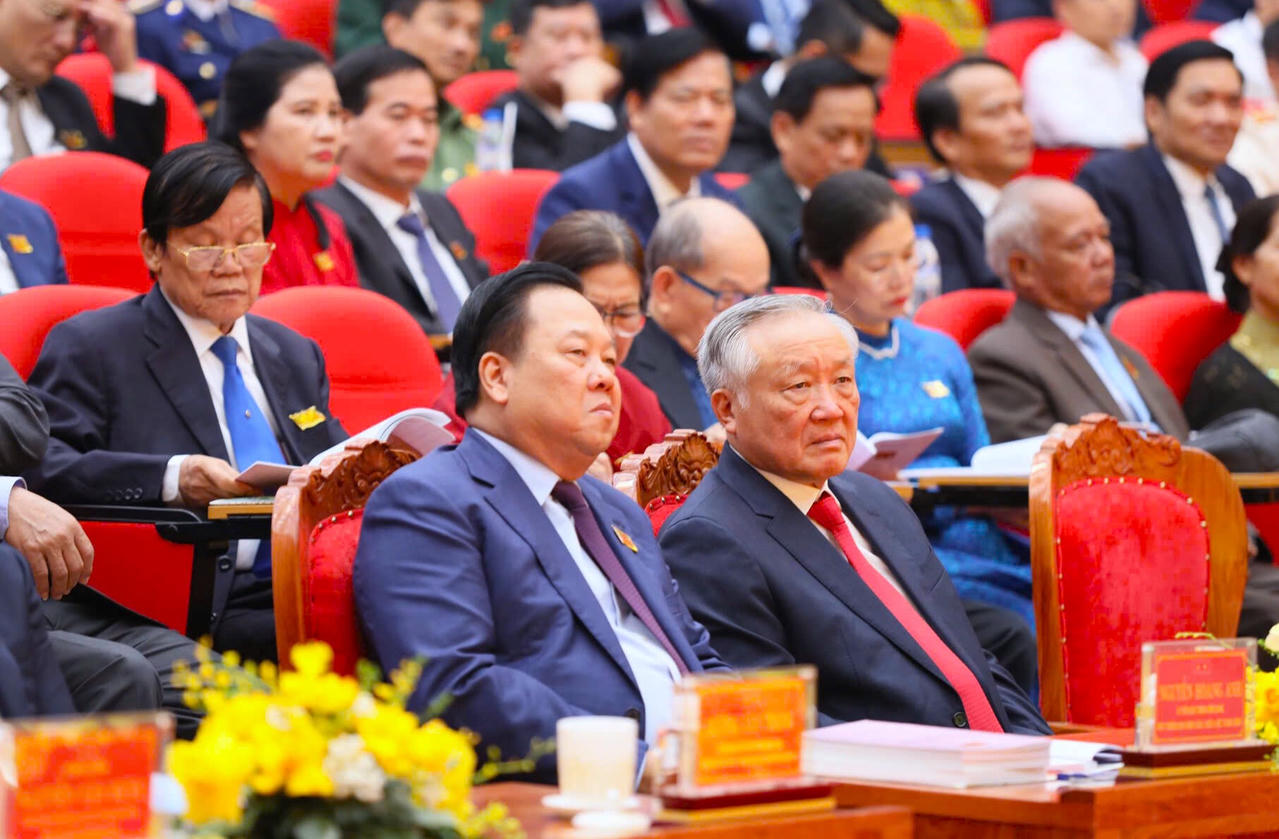 Phó Thủ tướng Thường trực Chính phủ Nguyễn Hoà Bình thay mặt Bộ Chính trị về dự và trực tiếp chỉ đạo Đại hội.