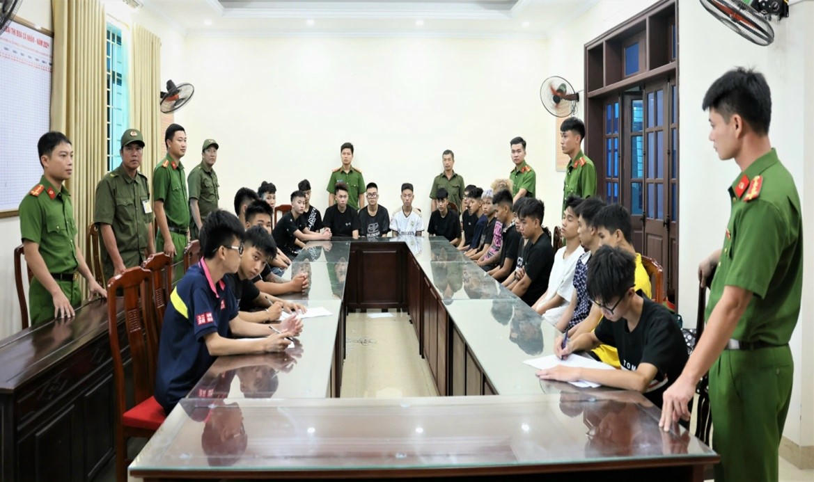 Nhóm đối tượng làm việc với lực lượng chức năng. (Ảnh: CANB)