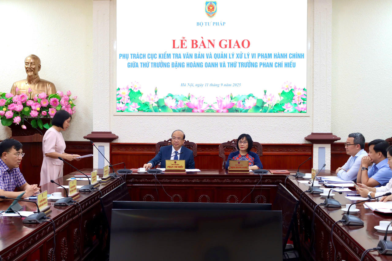 Quang cảnh lễ bàn giao. 