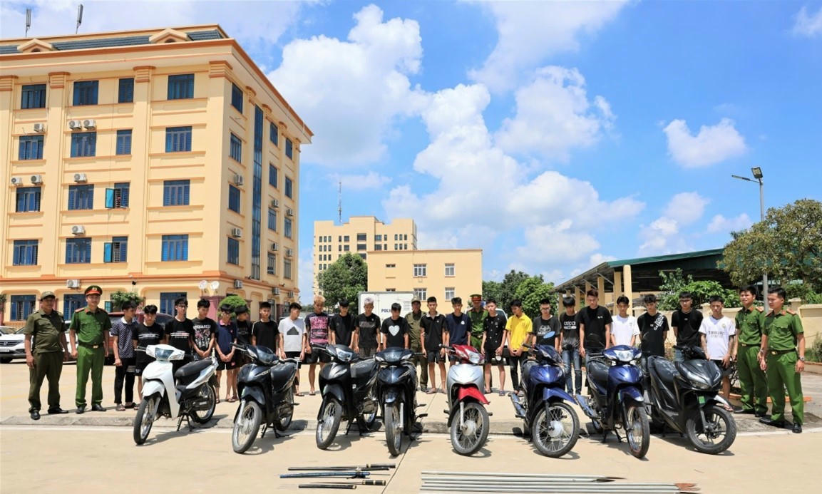 Nhóm đối tượng gây rối trật tự công cộng và tang vật. (Ảnh: CANB)