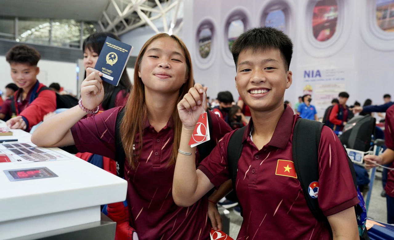  U17 nữ Việt Nam tập huấn tại câu lạc bộ Borussia Dortmund