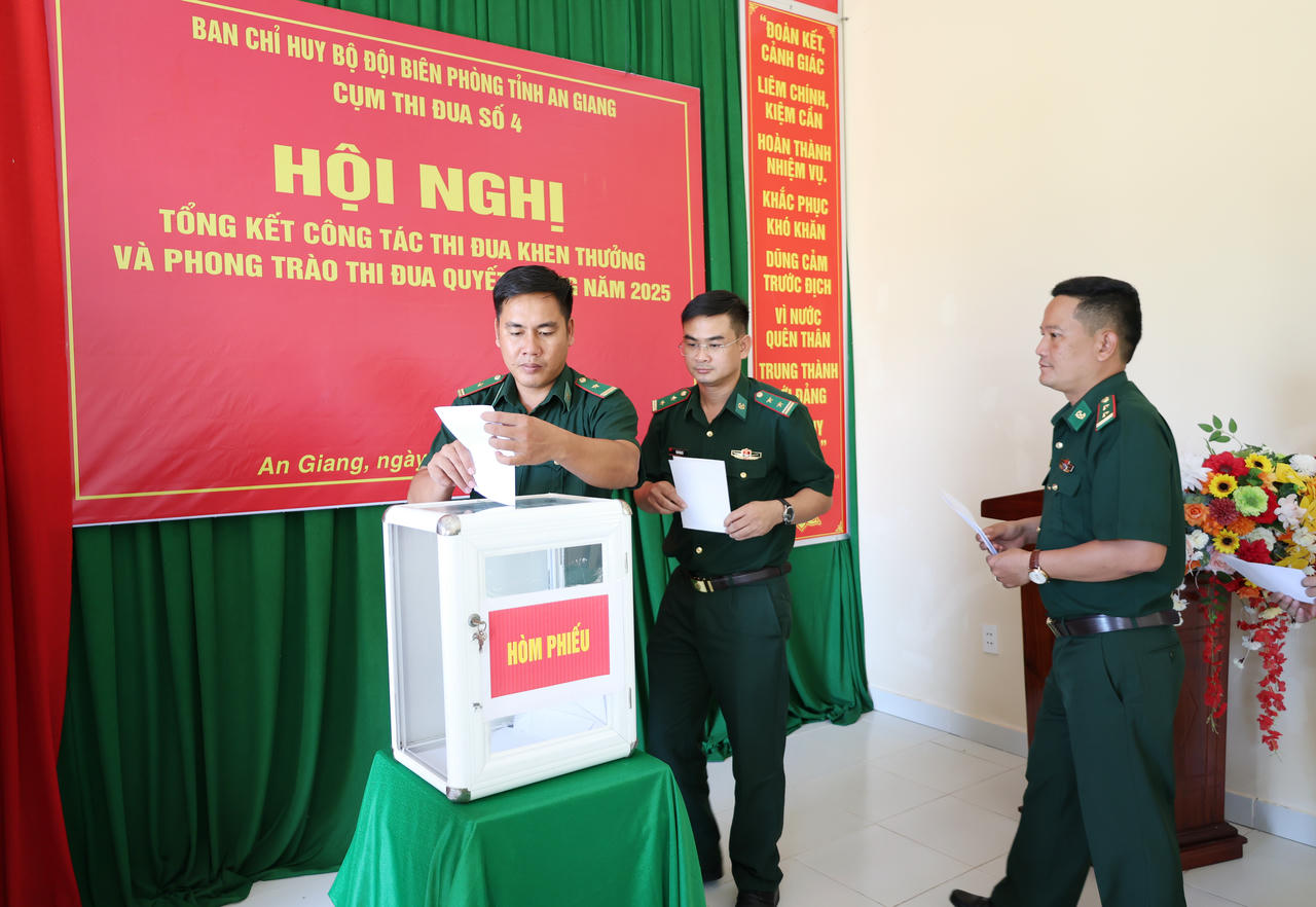 Cụm thi đua số 4 bỏ phiếu đề nghị đơn vị nhận Cờ thi đua, đơn vị Quyết thắng, đơn vị Tiên tiến.