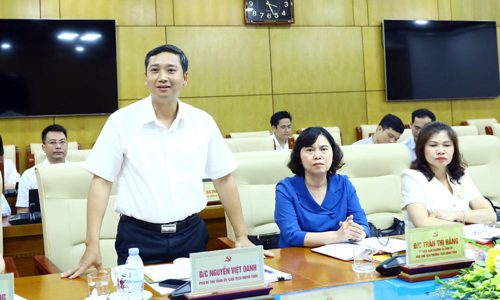  Phó Bí thư Tỉnh ủy, Chủ tịch HĐND tỉnh Nguyễn Việt Oanh phát biểu tại hội nghị.