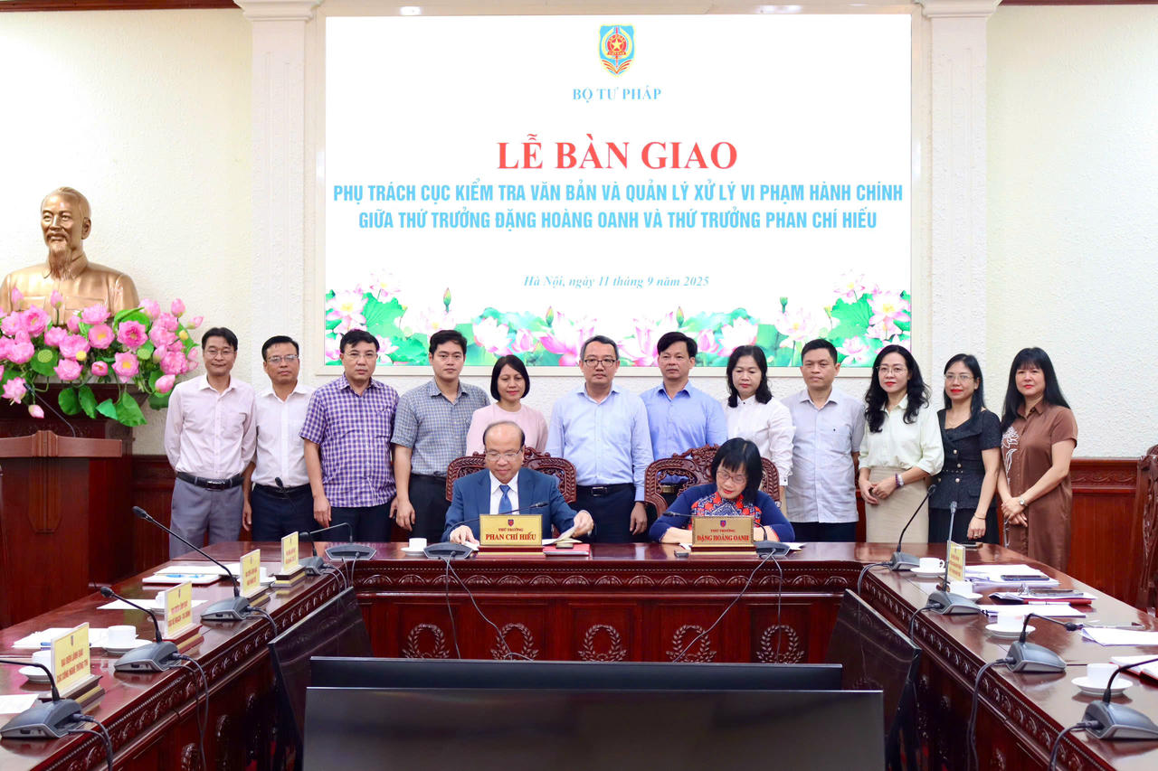 Bàn giao công tác phụ trách Cục Kiểm tra văn bản và Quản lý xử ký vi phạm hành chính