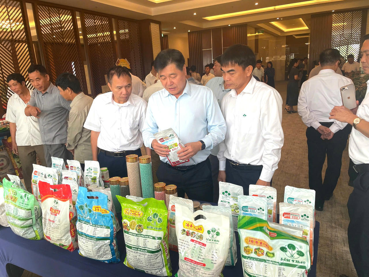 Từ các đại biểu đến bà con nông dân, tất cả đều ghi nhận những giá trị thiết thực mà thương hiệu ba nhành cọ xanh mang lại.