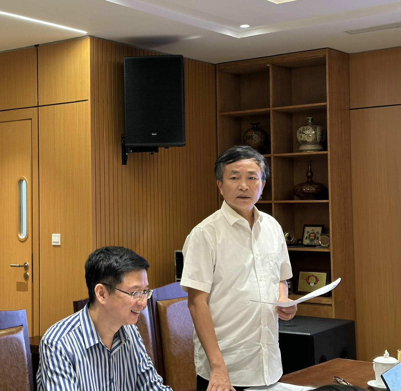 Ông Trần Đăng Vinh, Vụ trưởng Vụ Pháp chế, Thanh tra Chính phủ trình bày dự thảo Tờ trình tại cuộc họp. Ảnh: Vân Anh