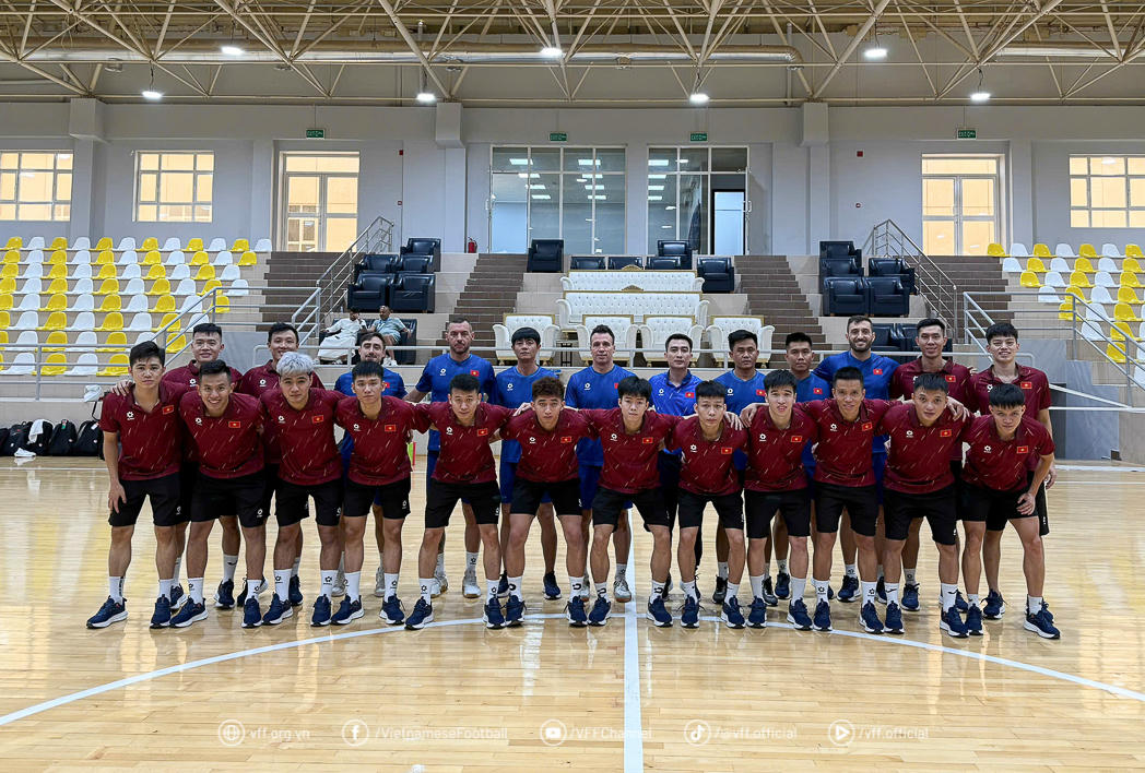 Đội tuyển futsal Việt Nam chụp ảnh lưu niệm trước buổi tập đầu tiên tại Nhà thi đấu Jleeb al-Shuyoukh.