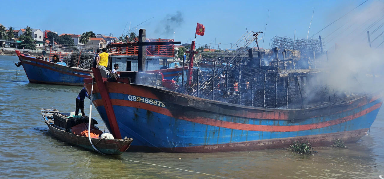 Lực lượng chức năng cùng người dân khẩn trương triển khai chữa cháy.