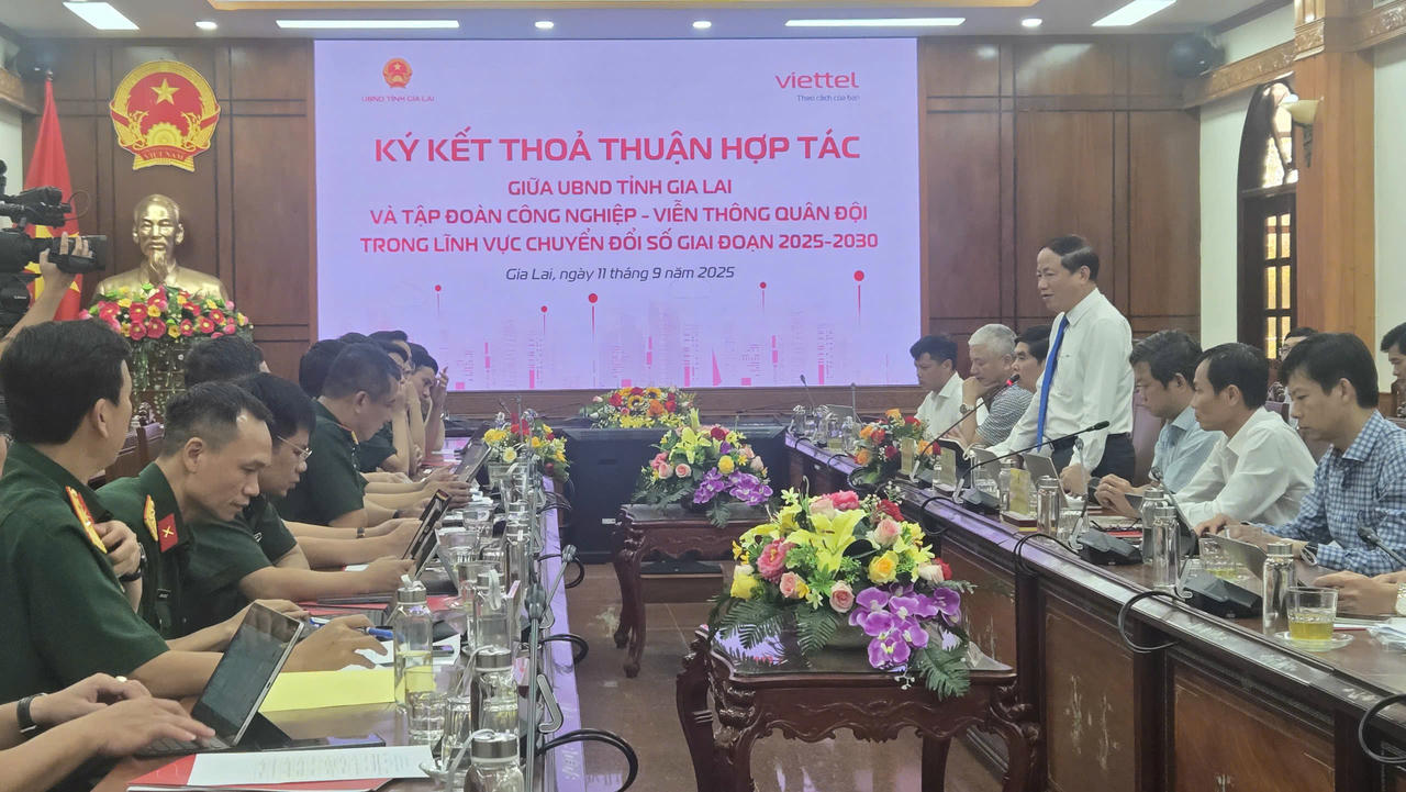 Quang cảnh buổi ký kết thỏa thuận hợp tác giữa UBND tỉnh Gia Lai và Viettel.