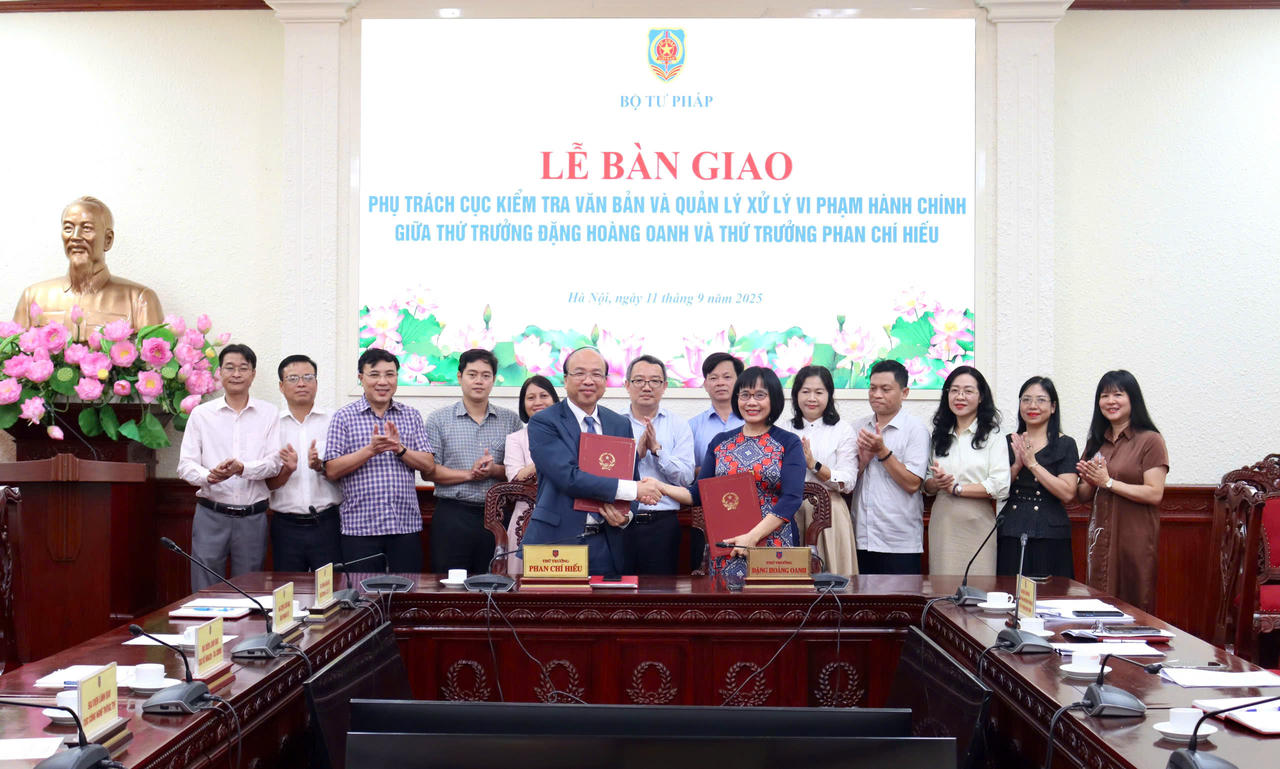 Bàn giao công tác phụ trách Cục Kiểm tra văn bản và Quản lý xử ký vi phạm hành chính