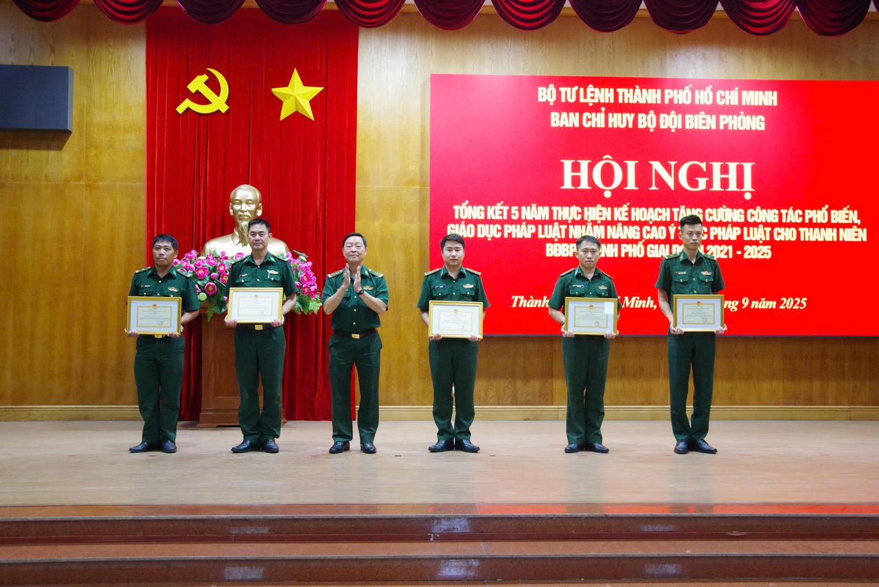 Đại tá Nguyễn Văn Tiến, Uỷ viên Ban Thường vụ, Phó Chính uỷ Ban Chỉ huy BĐBP thành phố tặng giấy cho các tập thể và cá nhân “Vì đã có thành tích xuất sắc trong thực hiện Kế hoạch tăng cường công tác PBGDPL nhằm nâng cao ý thức pháp luật cho thanh niên BĐBP thành phố giai đoạn 2021 – 2025”