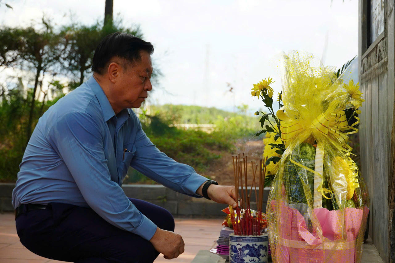Trưởng Ban Tuyên giáo và Dân vận Trung ương Nguyễn Trọng Nghĩa dâng hương tại Nhà bia tưởng niệm 16 thanh niên xung phong hy sinh tại Bến phà Long Đại (C130).
