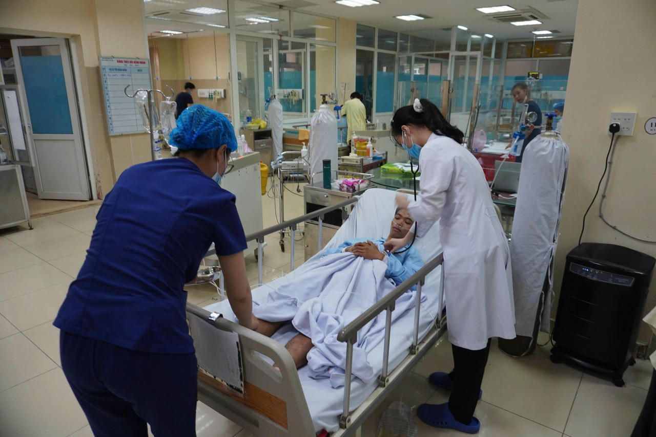 Bệnh nhân N.T.H 18 tuổi cấp cứu tại Bệnh viện Quân y 120. (Ảnh: Trần Ngọc Cường)