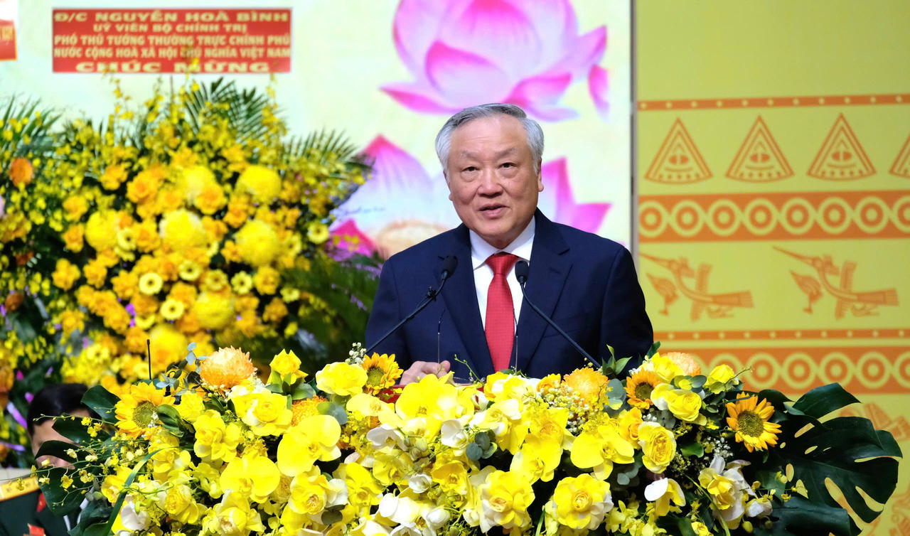 Phó Thủ tướng Thường trực Chính phủ Nguyễn Hòa Bình dự và chỉ đạo Đại hội. 