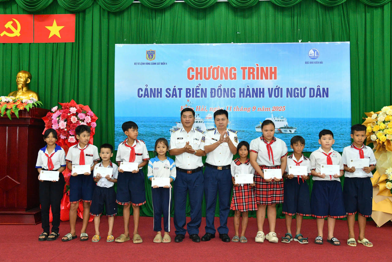Bộ Tư lệnh Vùng Cảnh sát biển 4 tặng quà cho các em học sinh có hoàn cảnh khó khăn, vươn lên học giỏi.
